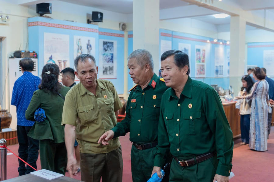 Các đại biểu tham quan không gian triển lãm.