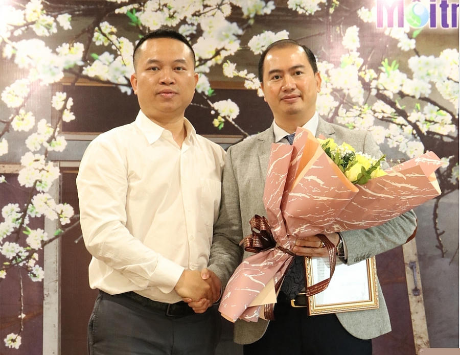 Nhà báo Phan Chí Hiếu trao Quyết định bổ nhiệm cho ông Trương Anh Tú.