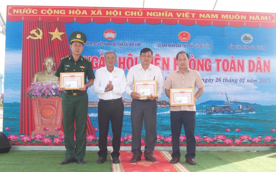 Ông Nguyễn Vũ Sơn – Uỷ viên BTV Huyện ủy, Thường trực Huyện ủy, Trưởng Ban tổ chức Huyện ủy Phú Tân, trao Giấy khen cho các tập thể vì đã có thành tích xuất sắc trong thực hiện Ngày Biên phòng toàn dân năm 2025.