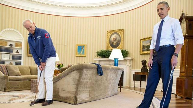 Ông Obama đánh gôn cùng đạo diễn kỳ cựu Bill Murray trong văn phòng tại Nhà Trắng.