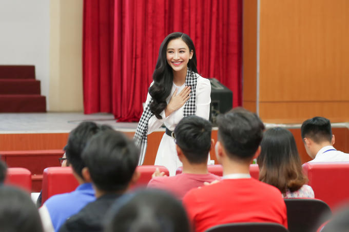 Hà Thu diện đầm thanh lịch, chia sẻ công thức thành công với sinh viên