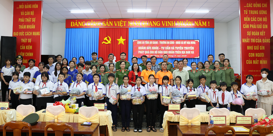 Các đại biểu trao quà cho các em học sinh có hoàn cảnh khó trên địa bàn xã