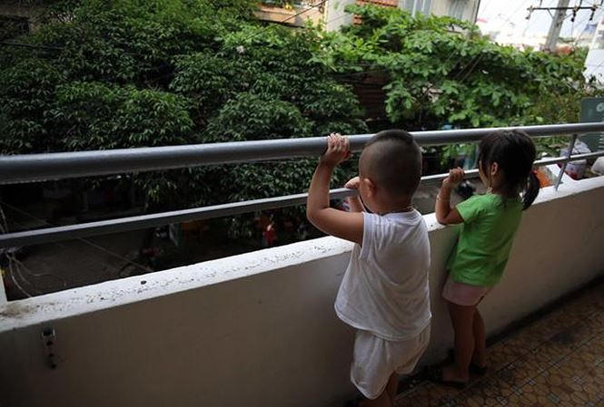 Nguy cơ mất an toàn từ hệ thống lan can chung cư đối với trẻ nhỏ. Ảnh: Ngọc Dương.
