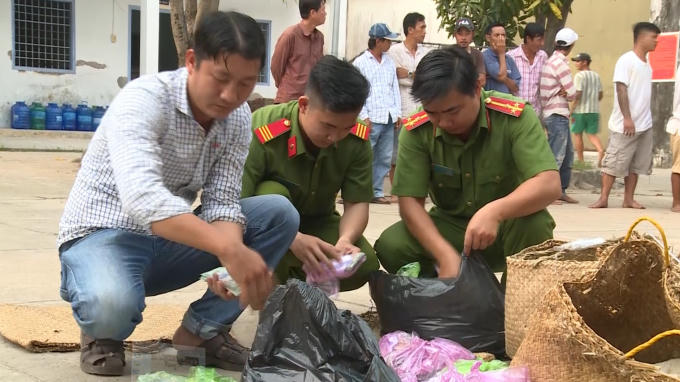 Lực lượng công an kiểm tra các tang vật thu giữ