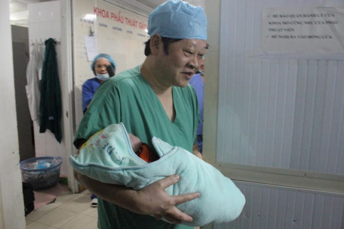 Thứ trưởng Nguyễn Viết Tiến, người trực tiếp thực hiện ca mổ đón bé gái chào đời.