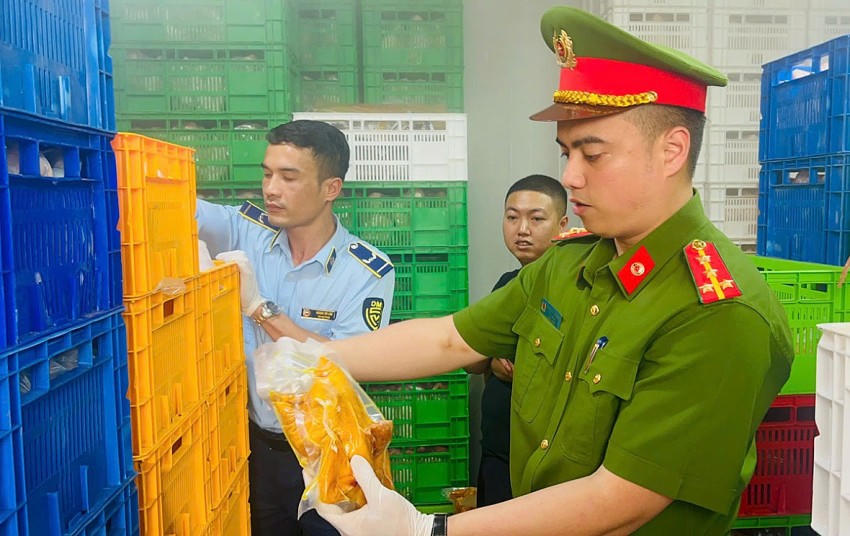 Lực lượng chức năng kiểm tra kho hàng.