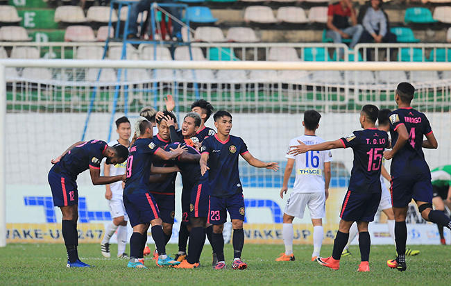 HAGL (áo trắng) đang gây thất vọng lớn ở V-League