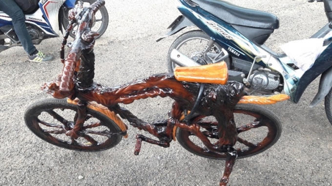 Ngoài chiếc xe gắn máy, ông Sơn còn chế tạo thêm chiếc xe đạp cũng hoàn toàn bằng gỗ sao và gỗ trai độc đáo