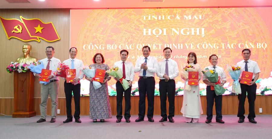 Ông Lâm Văn Bi - Phó Chủ tịch UBND tỉnh (thứ 5 từ trái sang) và ông Huỳnh Hữu Trí - Phó Chủ tịch UBND tỉnh, trao Quyết định cho các Phó Chánh Văn phòng UBND tỉnh.