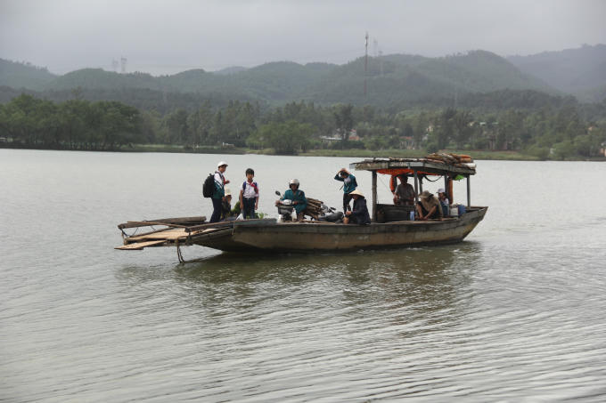 Người dân thôn Hà Kiên phải sang sông bằng những chuyến đò ngang "chông chênh". (Ảnh. Hải Long)