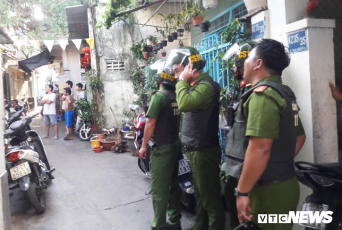 Khi bị lực lượng chức năng yêu cầu đi cai nghiện, An chống đối và tháo chạy, buộc lực lượng công an phải truy bắt. An dùng gạch ngói, kính... tấn công lại lực lượng truy bắt.