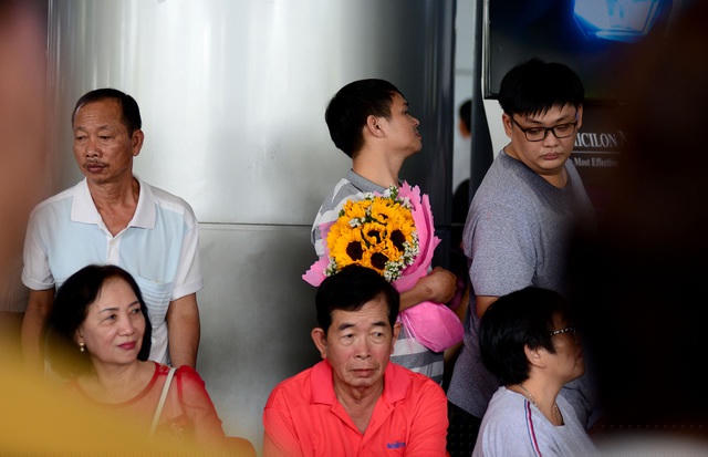 Người thân cầm sẵn hoa, trông ngóng Việt kiều.
