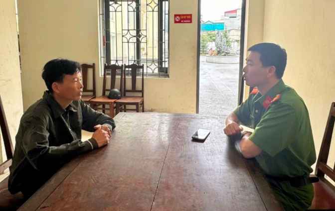 Ông Khuất Văn Sinh (trái) bị xử phạt hành chính 35 triệu đồng do hành hung, tấn công nhân viên Trung tâm y tế huyện Thanh Ba gây ồn ào dư luận (Ảnh: Công an Phú Thọ).