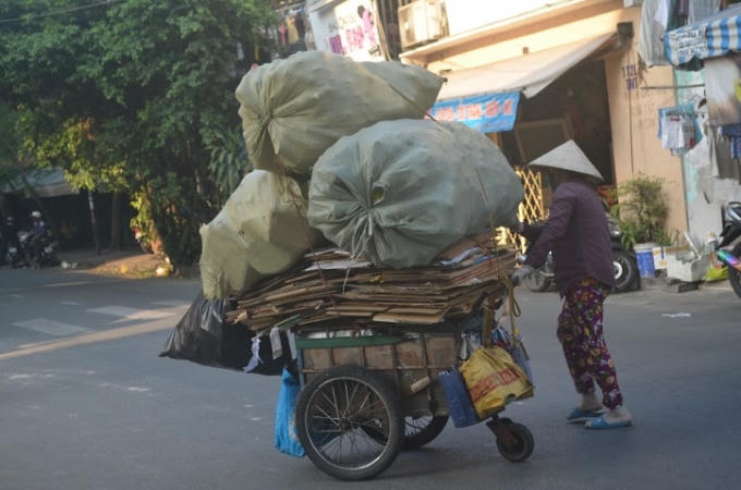 Xe đầy như báo hiệu một ngày bội thu. Một ngày bội thu cũng chỉ 150.000 đồng là cùng.