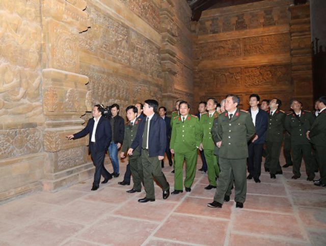 Thứ trưởng Bùi Văn Nam cùng Đoàn công tác kiểm tra, khảo sát thực địa khu vực Chùa Tam Chúc (tỉnh Hà Nam).