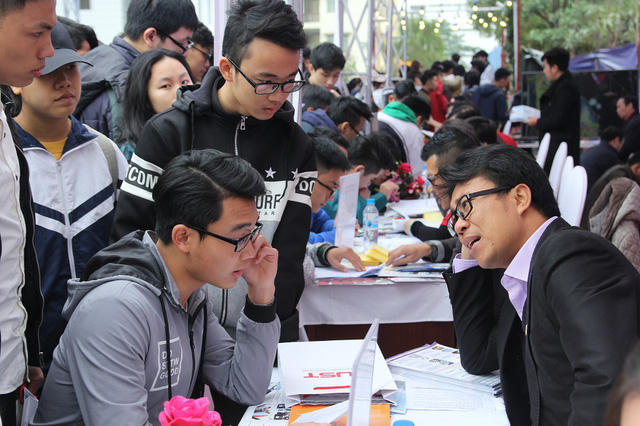 Các gian tư vấn luôn thu hút đông đảo các bạn thí sinh. (Ảnh: VTV).