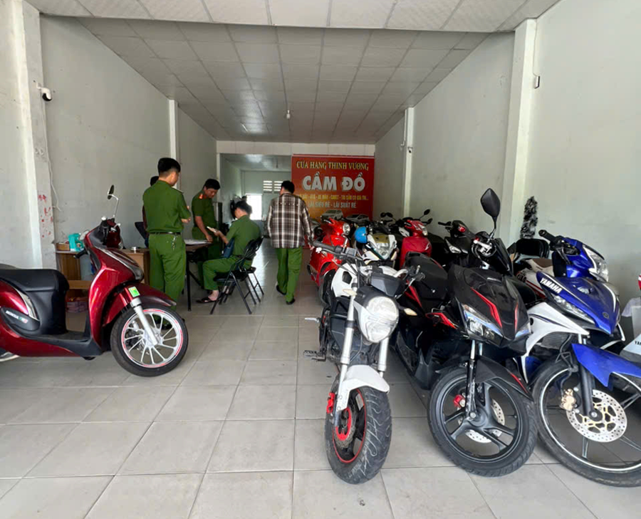 Lực lượng Công an kiểm tra cơ sở kinh doanh dịch vụ cầm đồ trên địa bàn