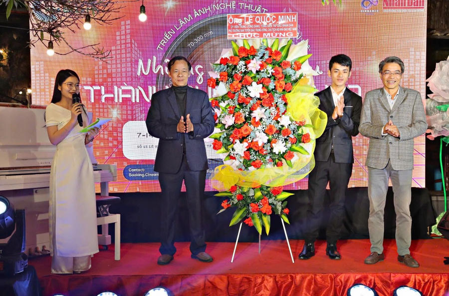 Ban Tổ chức nhận lẵng hoa chúc mừng của ông Lê Quốc Minh- Ủy viên Ban Chấp hành Trung ương Đảng, Tổng Biên tập Báo Nhân dân. Ảnh: K.L