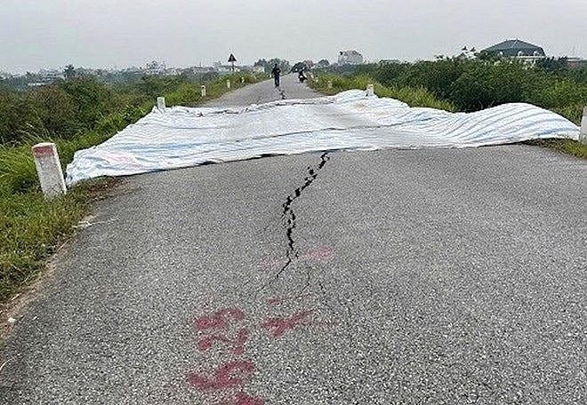 Hà Nội công bố tình huống khẩn cấp nứt mặt đê Ngọc Tảo, huyện Phúc Thọ. (Ảnh: Hanoi.gov.vn)