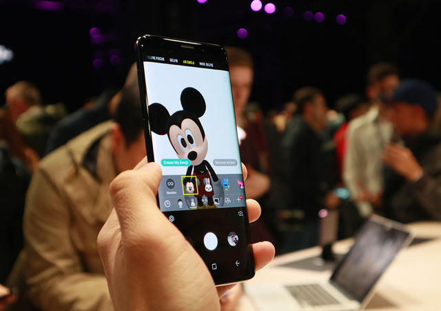 Ngoài ra, biểu tượng cảm xúc thông minh AR Emoji hoàn toàn mới cũng là điểm đầy thú vị trên Galaxy S9 khi cho phép người dùng tạo ra một emoji nhìn, phát tiếng và cử động giống như họ. Samsung nói rằng, AR Emoji sử dụng thuật toán tự động học hỏi dựa trên dữ liệu, phân tích hình ảnh 2D của người dùng và vẽ ra hơn 100 nét mặt để tạo ra một mô hình 3D có khả năng phản ánh và bắt chước các biểu cảm mang tính cá nhân hóa thật sự, như nháy mắt và gật đầu...