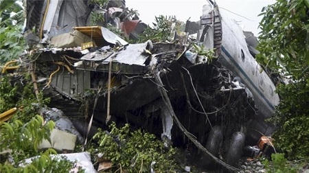 Mảnh vỡ máy bay vận tải tại hiện trường. Ảnh: Reuters