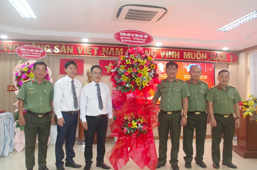 Đoàn Luật sư tỉnh Bạc Liêu tặng hoa và chúc mừng toàn thể cán bộ, chiến sĩ Phòng An ninh Kinh tế nhân dịp kỷ niệm 72 năm Ngày Truyền thống lực lượng An ninh Kinh tế.