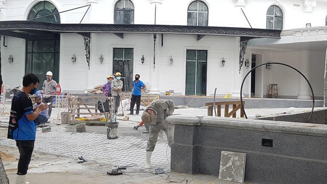 Các công trình xây dựng lớn vẫn tiến hành bình thường nhưng người lao động phải đeo khẩu trang và giữ khoảng cách 2m đối với người bên cạnh