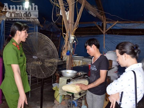 Qua kiểm tra, cơ sở này không có giấy phép kinh doanh hoạt động nghề sản xuất bánh mì, không có giấy xác nhận đủ điều kiện về vệ sinh an toàn thực phẩm do cơ quan chức năng cấp.