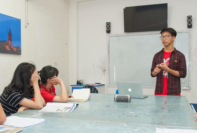 Cầm là một trong những người sáng lập và điều hành đội tình nguyện Book for you và có kinh nghiệm nhiều năm tham gia các hoạt động về Hội nghị mô phỏng của Liên hiệp quốc.