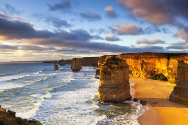 Melbourne, Australia: Tới thành phố này, du khách có thể tự lái xe khám phá các thị trấn, ngọn hải đăng, cánh đồng nho và cấu trúc đá vôi nằm dọc 243 km bờ biển