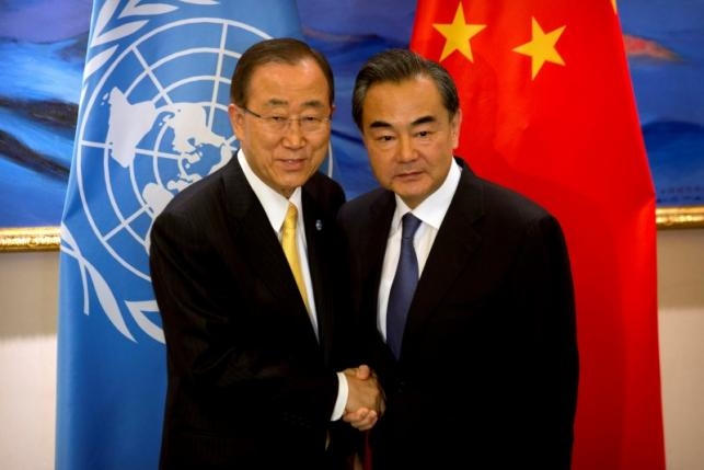 Tổng Thư ký Liên Hợp Quốc Ban Ki-moon bắt tay Ngoại trưởng Trung Quốc Vương Nghị. (Ảnh: Reuters)