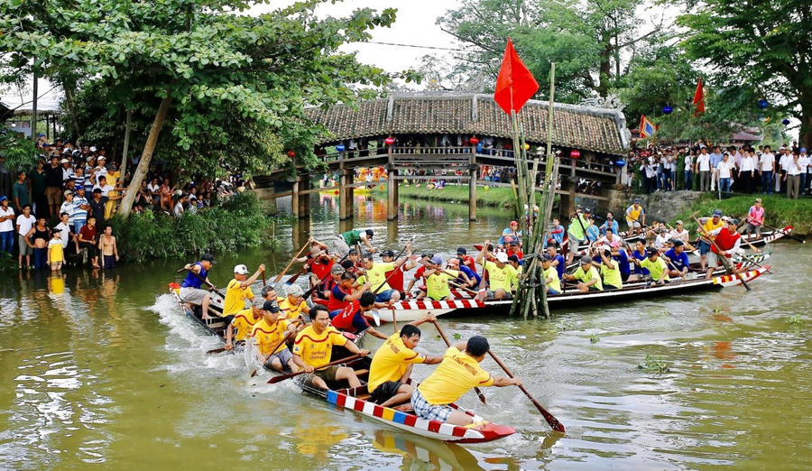 Nhiều chương trình lễ hội kích cầu du lịch cộng đồng của thị xã Thanh Thủy được tỉnh Thừa Thiên Huế tổ chức tại cầu ngói Thanh Toàn.