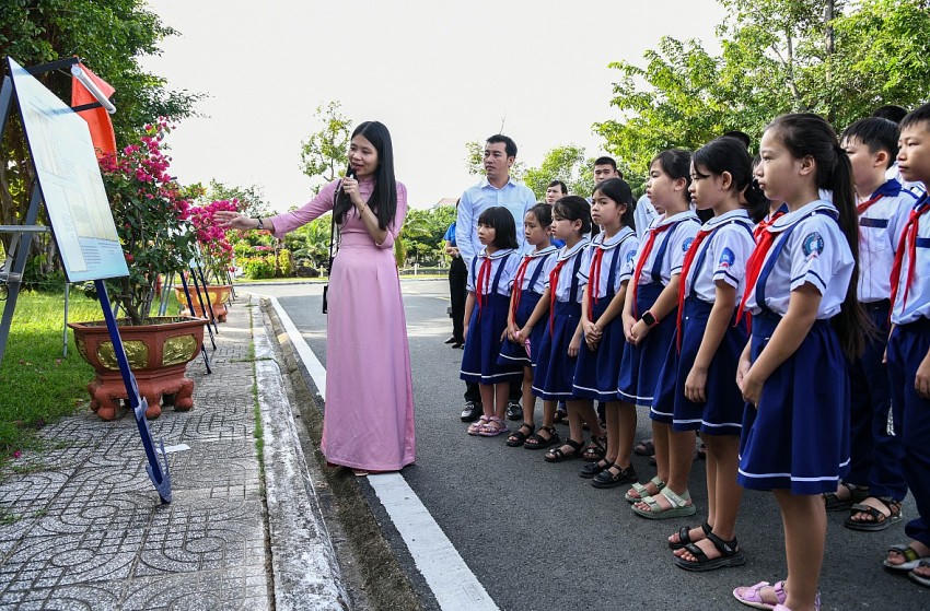 Triển lãm thu hút nhiều em học sinh đến tham quan, tìm hiểu.