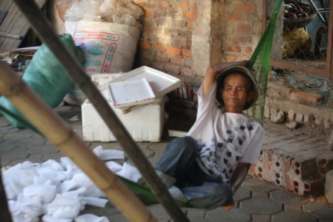 Chính vì phần diện tích "lý tưởng" của căn lều nên những buổi trưa, ông Hùng thường ru mình trên chiếc võng ở ngoài trời