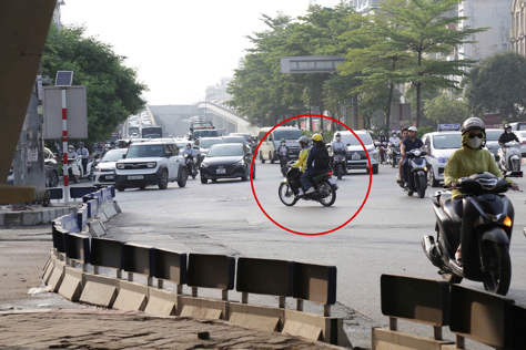 Điều khiển xe đi ngược chiều gây mất an toàn giao thông.