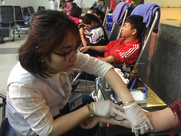 Các TNV chăm sóc người hiến máu.