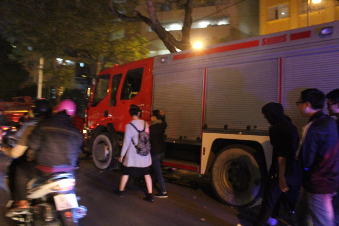 Xe cứu hỏa được điều động ngay gần khu vực phố đi bộ từ rất sớm để xử lý những tình huống khẩn cấp.