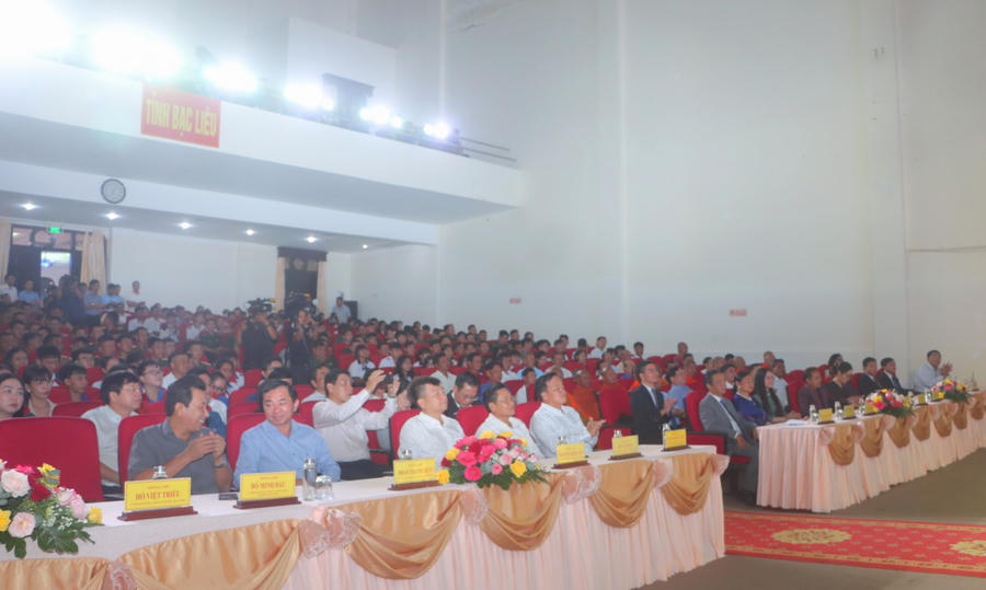 Đại biểu tham dự lễ khai mạc.