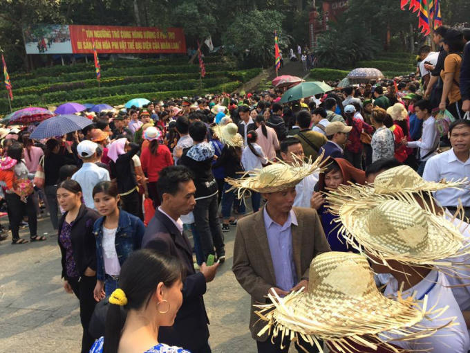 Lượng du khách đến với Lễ hội Đền Hùng năm 2017 ngày một đông.