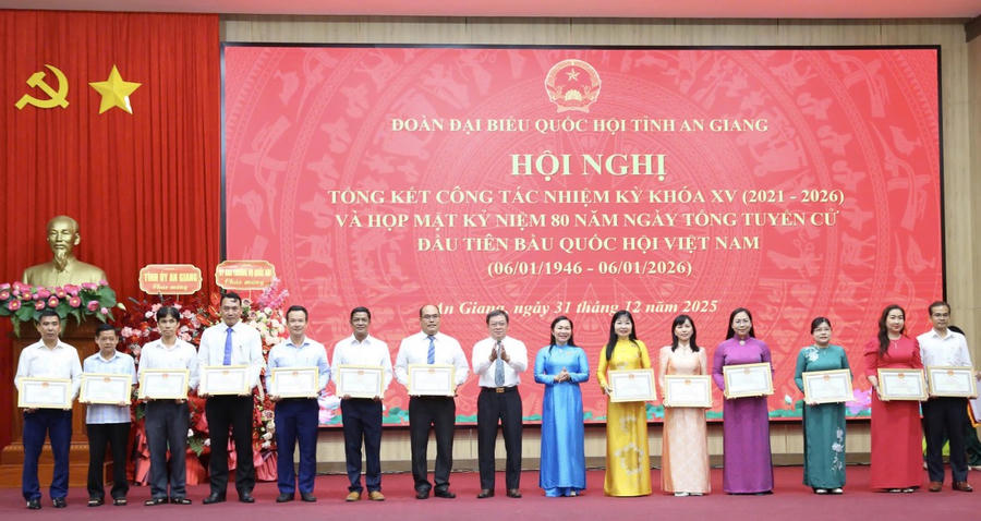 Nhiều tập thể, cá nhân nhận Kỷ niệm chương “Vì sự nghiệp Quốc hội Việt Nam và Bằng khen của Chủ tịch UBND tỉnh vì đóng góp nổi bật trong công tác ĐBQH tỉnh An Giang.