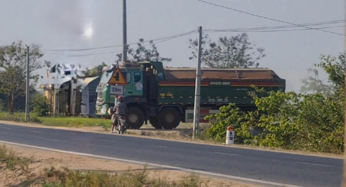 Xe chở cát từ mỏ cát Đông Thanh Tây Nguyên đi trên đường chỉ có tải trọng 10 tấn.