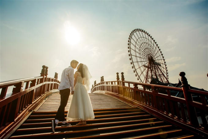 Dù bình minh hay hoàng hôn, dù chụp từ bất cứ góc nào trên cây cầu “cứ đứng vào là đẹp” này, bạn cũng sẽ được nhận lại những tấm hình khiến bạn bè phát hờn và không thể không nhấn nút “like”.