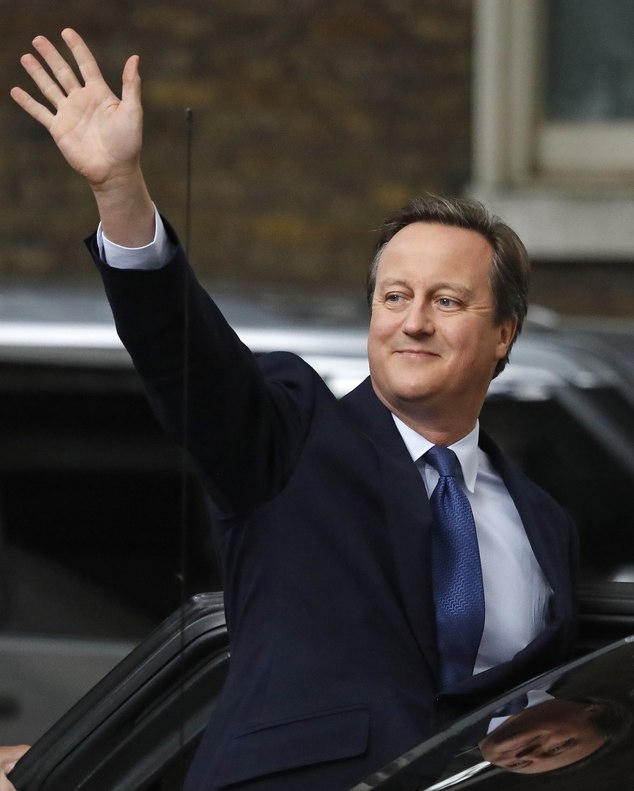 Ông Cameron vẫy tay chào người dân Anh đứng bên ngoài dinh thủ tướng. (Ảnh: Dailymail)