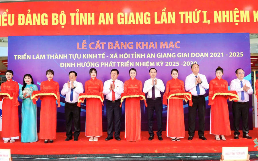 Các đại biểu cắt băng khai mạc triển lãm thành tựu kinh tế - xã hội tỉnh chào mừng Đại hội đại biểu Đảng bộ tỉnh lần thứ I, nhiệm kỳ 2025 – 2030.