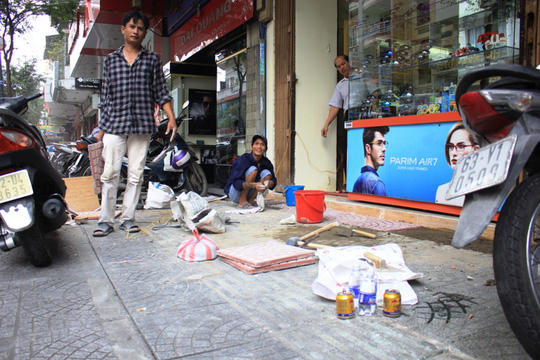 Chưa hết, nhiều hộ dân trên đường Lê Thánh Tôn đã chủ động sửa lại bậc tam cấp đúng phần đất của mình để khỏi làm phiền đến vị phó chủ tịch quận.