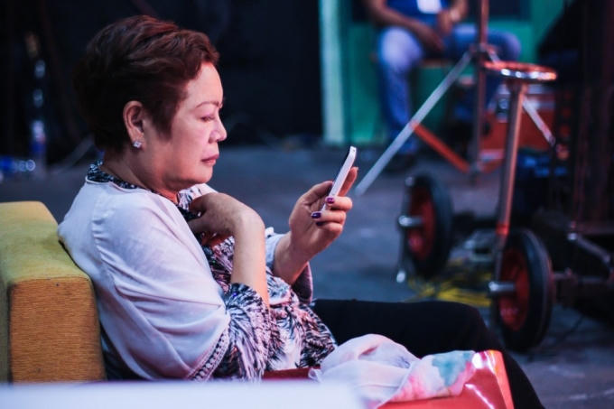 Mẹ của ca sĩ Ngọc Sơn đến rất sớm để chờ xem phần biểu diễn của con trai