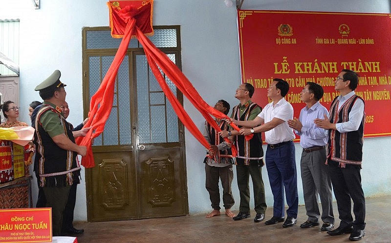 Thứ trưởng Phạm Thế Tùng cùng các đại biểu dự lễ khánh thành, bàn giao nhà cho hộ gia đình ông Bên tại làng H’Lâm, xã Đăk Đoa.