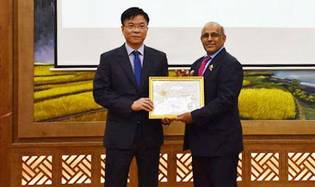 Bộ trưởng Lê Thành Long trao Kỷ niệm chương “Vì sự nghiệp tư pháp” cho Trưởng Đại diện Quỹ nhi đồng Liên Hợp quốc tại Việt Nam.