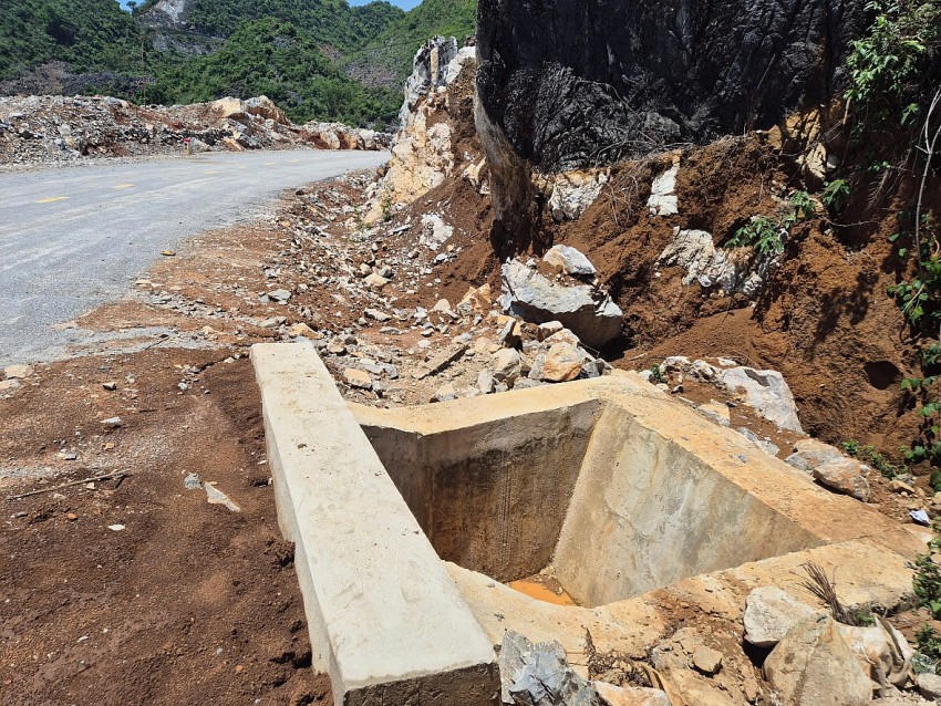 Nhiều điểm rãnh thoát nước còn làm thấp hơn cả hộp ống thoát nước lớn, khiến cho việc thoát nước gần như không hoạt động được khi có mưa lớn.