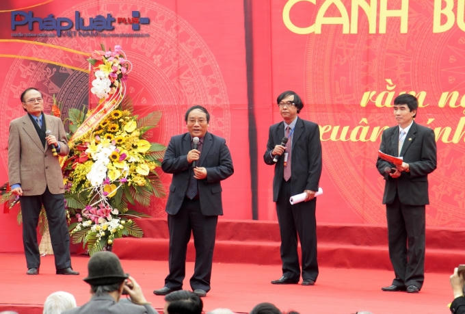 Các nhà thơ tham gia liên khúc thơ “Biển đảo, biên cương“. (Ảnh: Đức Biên)